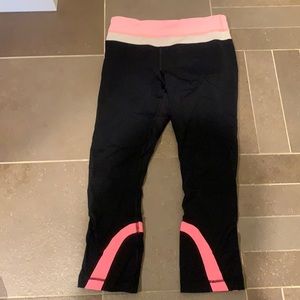 Lululemon Cropped Leggings with Pink Detailing (4)